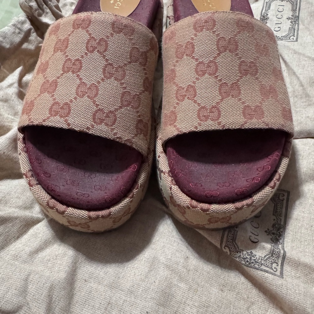 Gucci Women's Beige and Maroon Patterned Mules